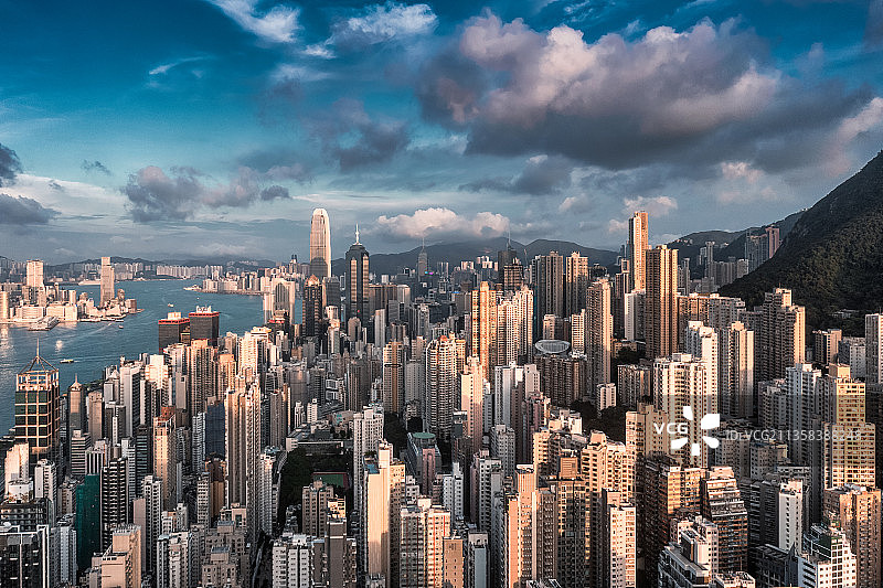 航拍视角下的香港维多利亚港-港岛区城市天际线全景图片素材