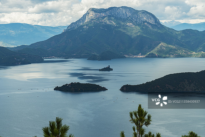 远眺泸沽湖畔格姆女神山图片素材