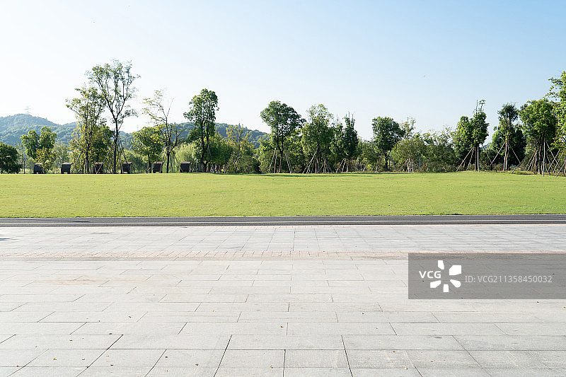 公园草坪和一块空地图片素材