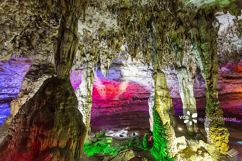 贵州省遵义市十二背后双河谷：溶洞图片素材