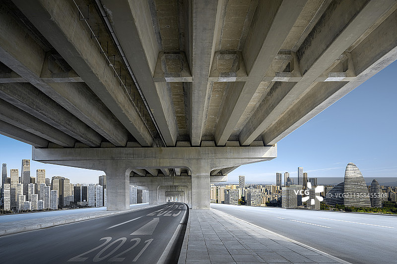 北京快速公路前的经典地标建筑群图片素材