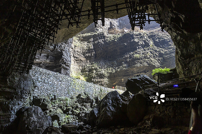 贵州省遵义市十二背后双河谷：天坑图片素材