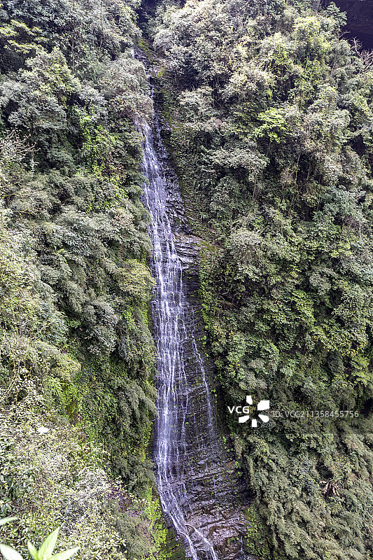 贵州省遵义市十二背后双河谷：中国天坑第一瀑图片素材