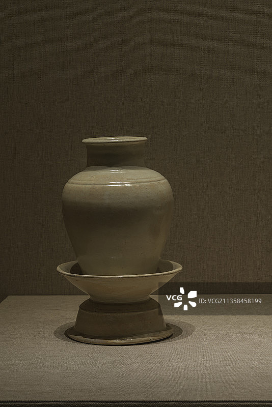 中国隋唐时期白釉瓷器，白釉带座瓷罐图片素材