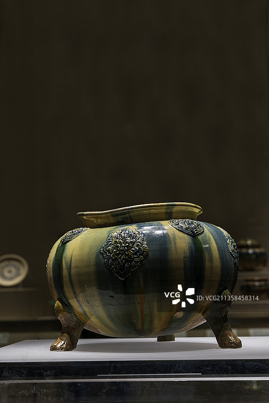 中国唐朝创新工艺瓷器----贴花三彩炉图片素材