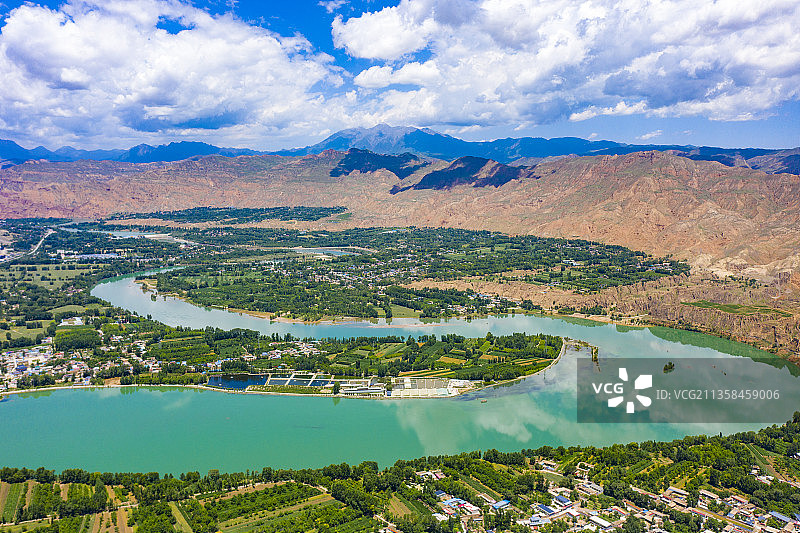 航拍青海黄南州尖扎县康扬镇和黄河图片素材