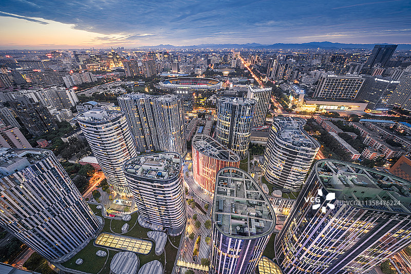 北京朝阳区繁华的三里屯夜景图片素材