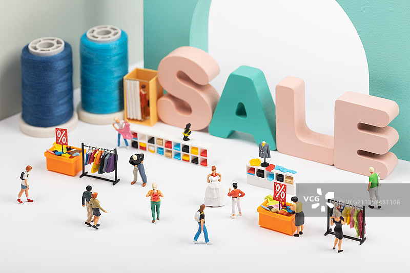 微缩创意字母线卷购物人群买衣服促销打折图片素材