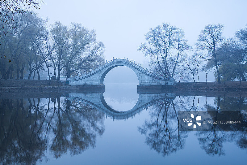 黑龙江齐齐哈尔市龙沙公园翠红桥，大雾中的拱桥图片素材