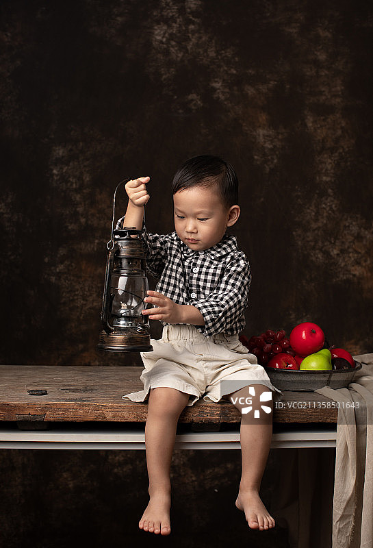一个男孩的复古油画风格室内摄影图片素材