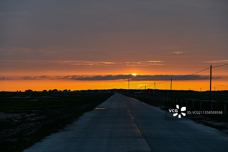 夕阳下村间小路图片素材
