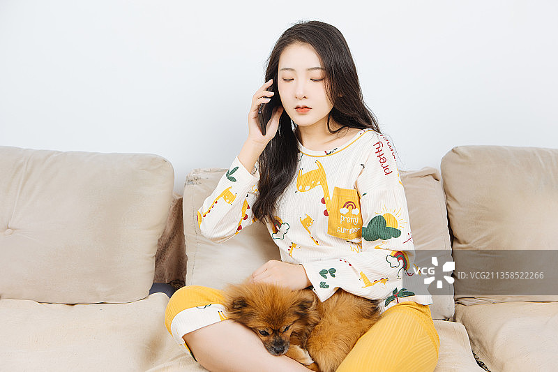 亚洲青年美女在家打电话图片素材