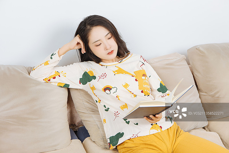 亚洲青年美女在家阅读读书学习图片素材