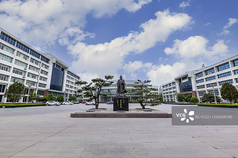 山东省临沂大学：孔子雕像图片素材