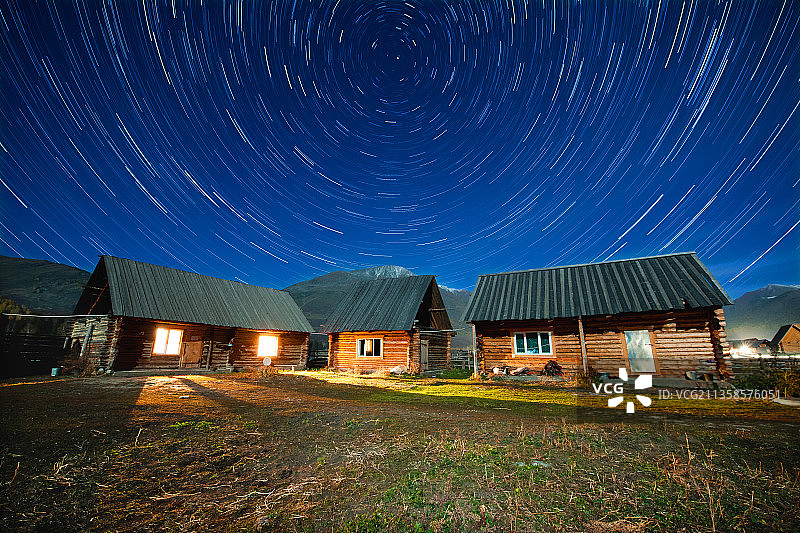 新疆阿勒泰，禾木夜景，星轨。图片素材