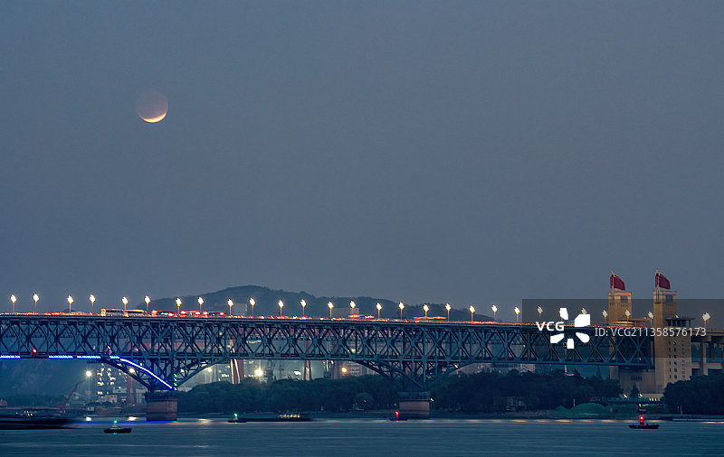 2021年11月19日的月偏食/南京长江大桥上方的食甚图片素材