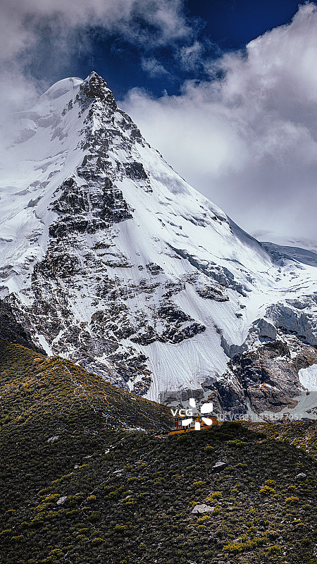 神山脚下的萨普拉康图片素材