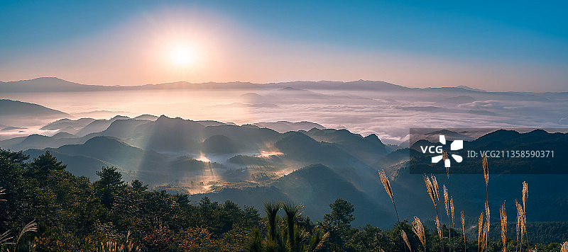 晨光映照八面山图片素材