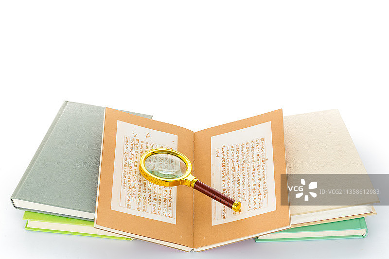 白色背景里放着一堆书和一个放大镜图片素材