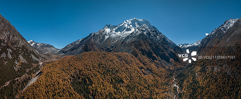 川西雅拉雪山自然风光航拍图片素材