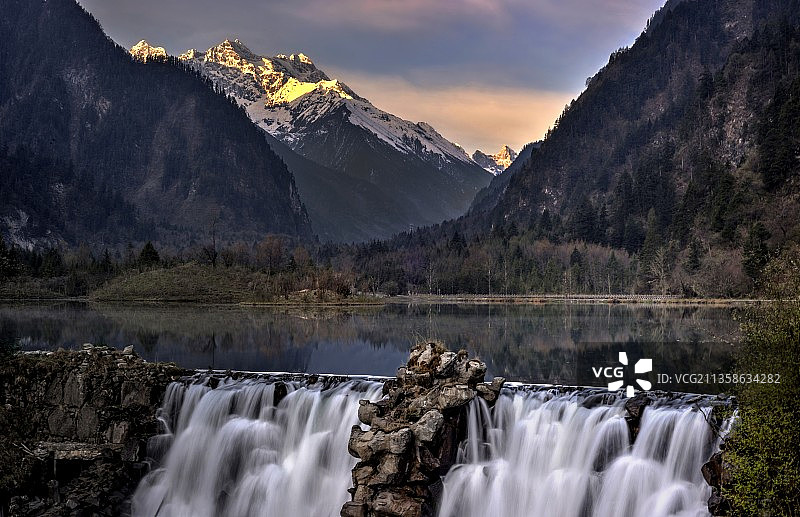 四川理县毕棚沟龙王海瀑布和雪山特写图片素材