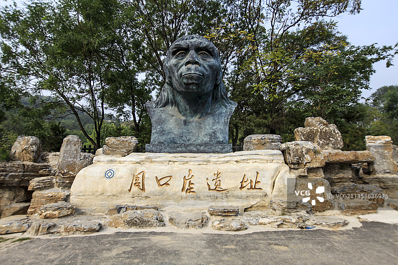北京房山周口店北京猿人遗址：北京猿人雕像图片素材