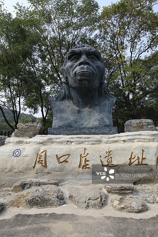 北京房山周口店北京猿人遗址：北京猿人雕像图片素材