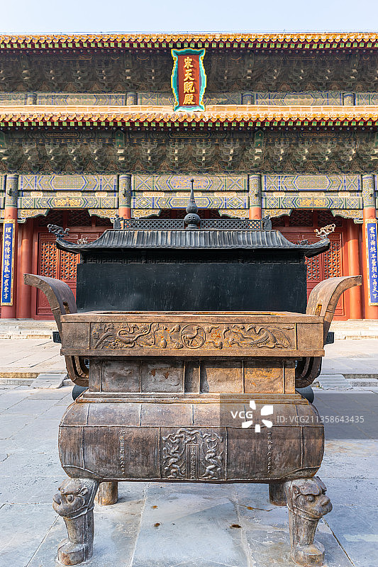 中国泰安岱庙烧香的香炉图片素材