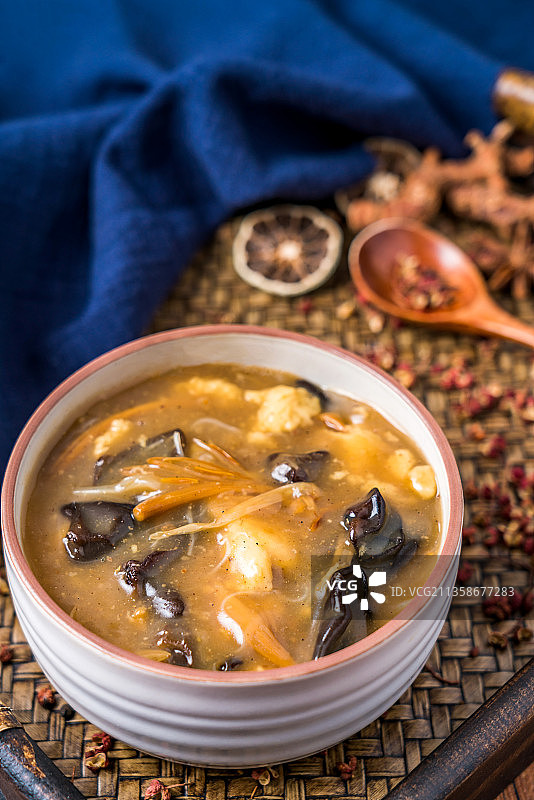 一碗河南特色小吃郑州美食胡辣汤图片素材