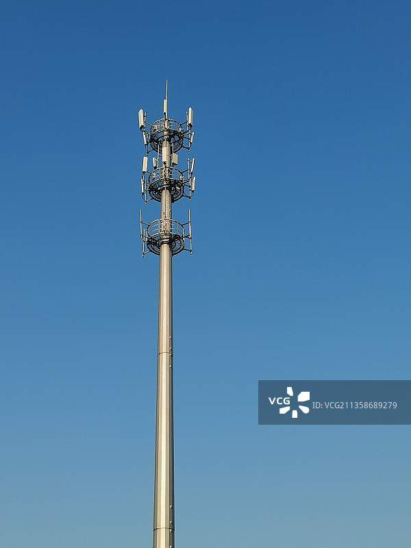 蓝天下矗立的通讯塔图片素材