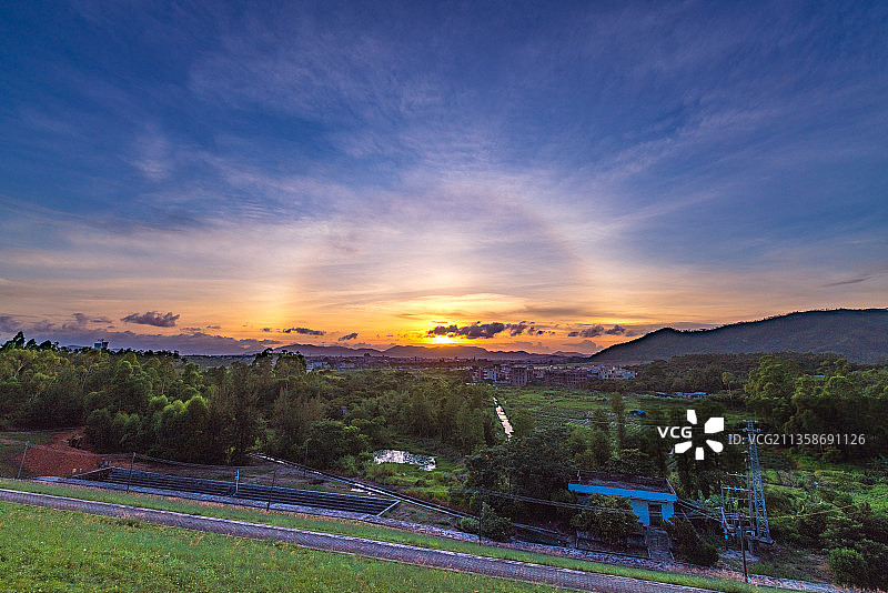 日晕 气象 天气 蓝色 太阳 云 蓝天图片素材