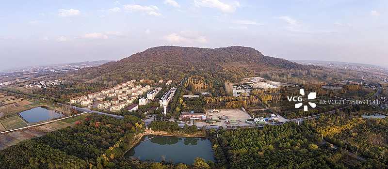 方山西侧 六合方山火山口是南京地区诸多火山锥中保存完善者之一图片素材