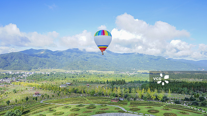云南腾冲火山国家地质公园上空的热气球图片素材