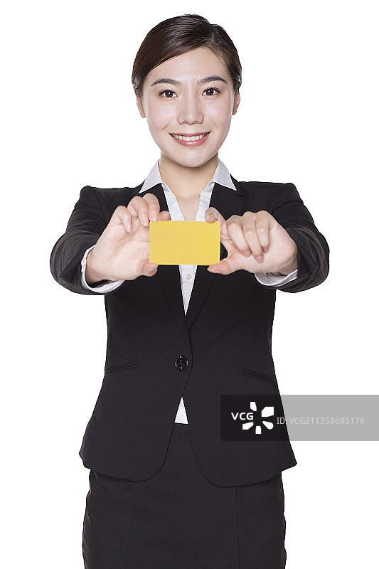 自信的职场女性拿着VIP卡图片素材