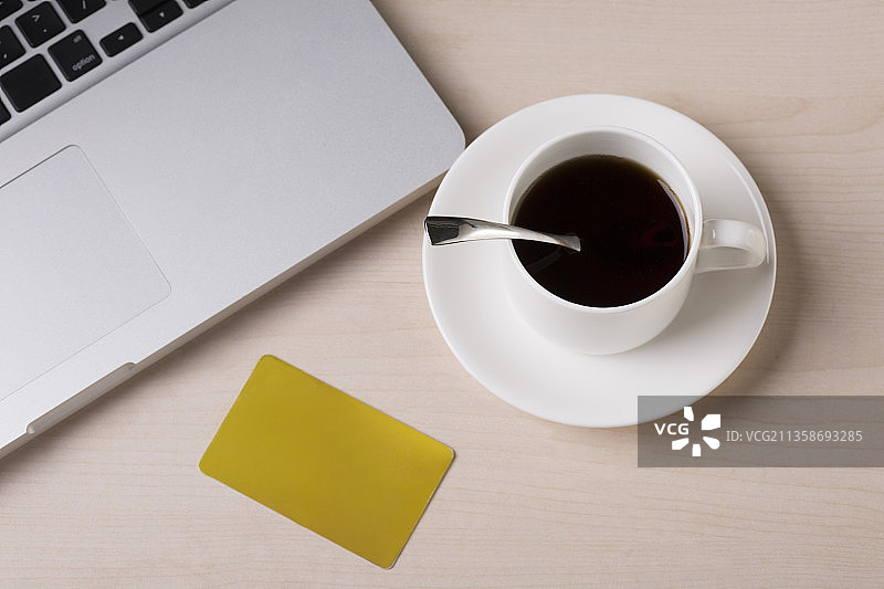 一杯咖啡和一张金卡图片素材
