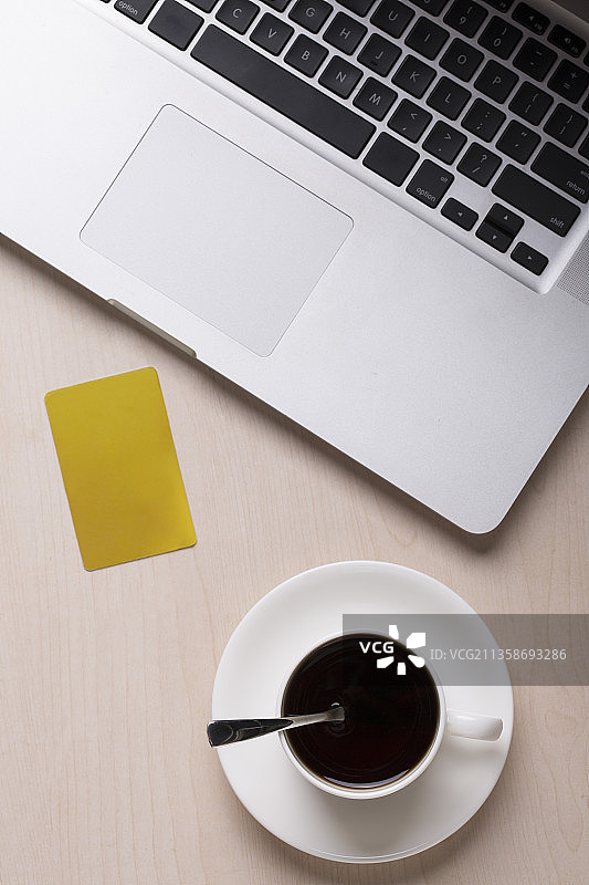 一杯咖啡、一张金卡和一台笔记本电脑图片素材