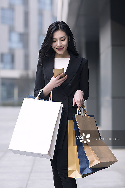 年轻女子购物图片素材