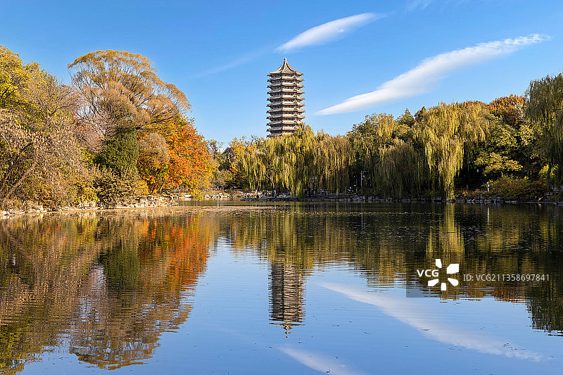 北京大学未名湖博雅塔秋色图片素材
