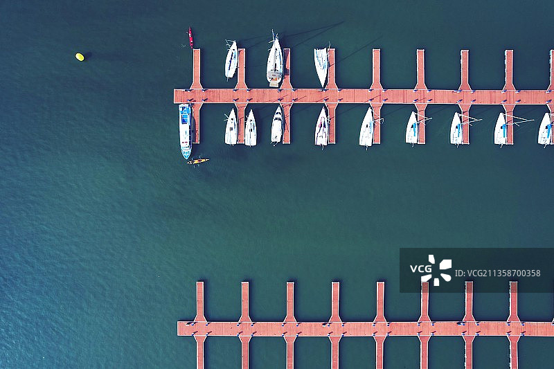 湖上停泊船图片素材