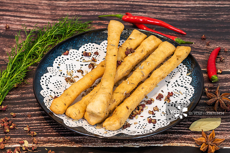 木板背景广西桂林米粉老友粉食材茴香小油条图片素材
