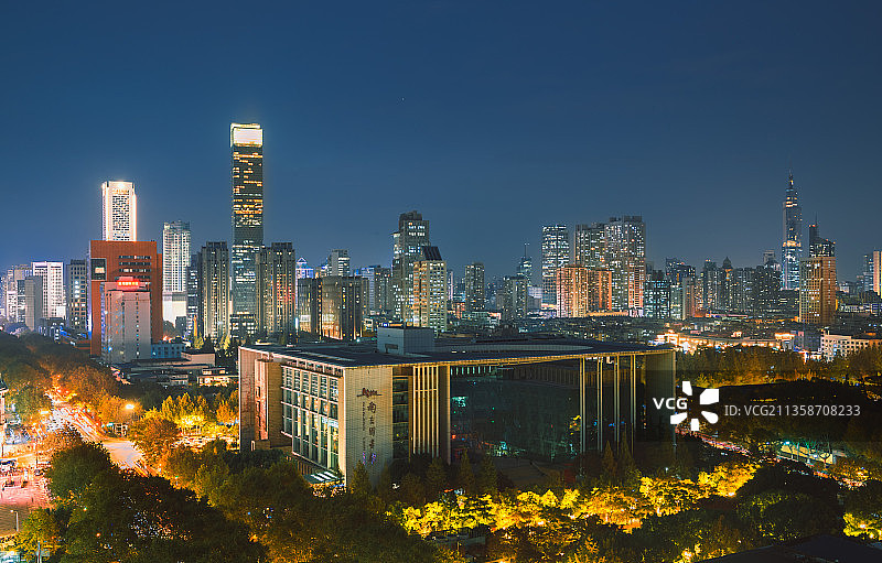 南京图书馆和新街口鼓楼紫峰夜景全景图图片素材