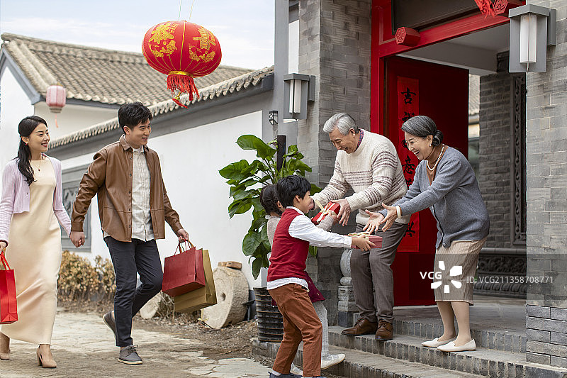 快乐家庭庆祝新年图片素材