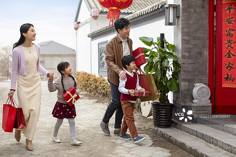 快乐家庭庆祝新年图片素材