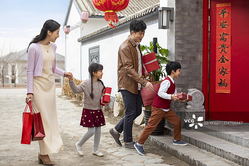 快乐家庭庆祝新年图片素材