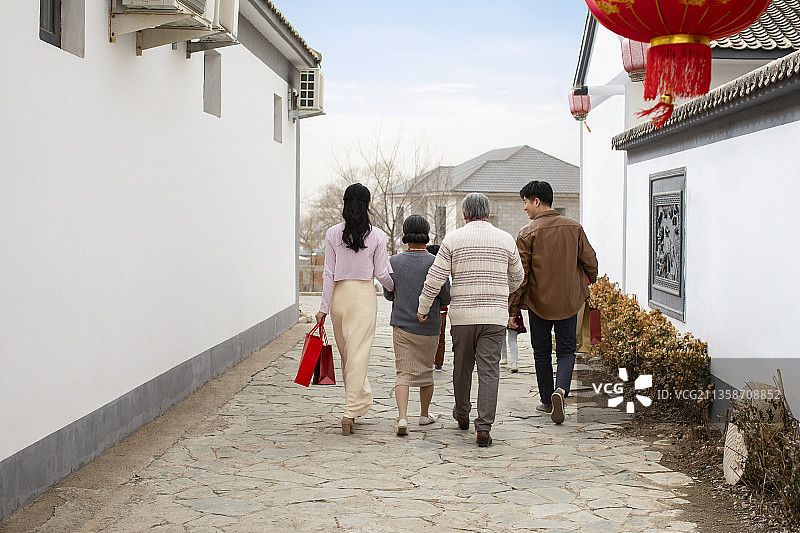 快乐家庭庆祝新年图片素材