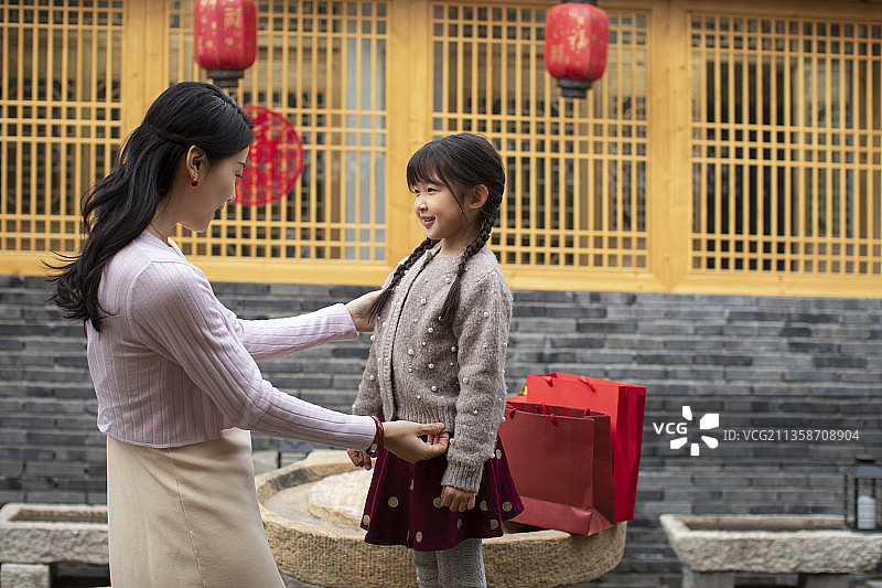 快乐的母女俩庆祝新年图片素材