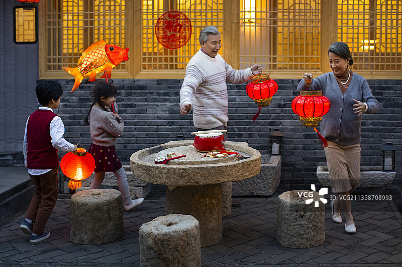 快乐家庭庆祝新年图片素材