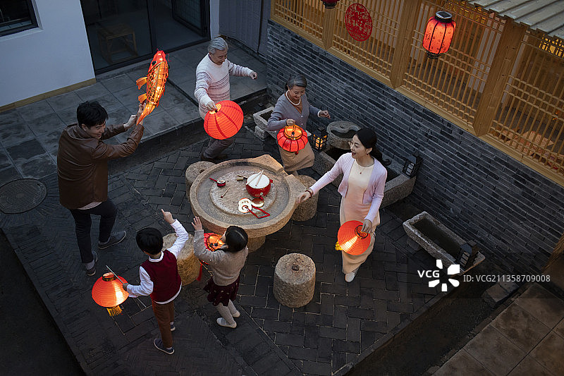 快乐家庭庆祝新年图片素材