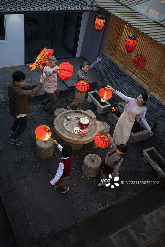 快乐家庭庆祝新年图片素材