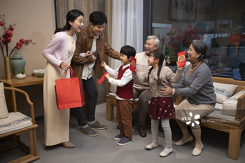 快乐家庭庆祝新年图片素材